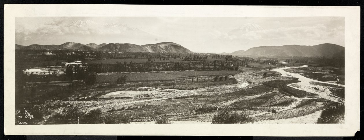 Panoramaudsigt over en landlig scene, formentlig på eller nær Panamakanalen med snedækkede bjerge bagved, 1913 (sølv gelatinetryk) af Byron Company