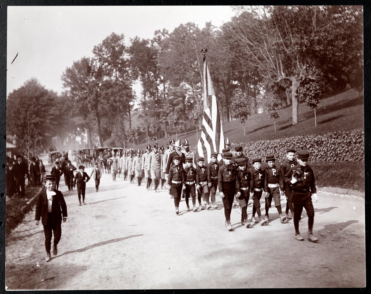 Parade med børn og brandmænd i Dobbs Ferry, New York, 1898 (sølvgelatineprint) af Byron Company