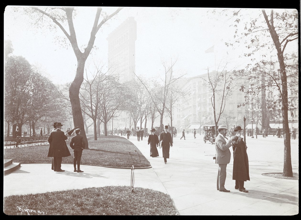 Fodgængere på fortovet ved 5th Avenue-kanten af Madison Square Park, New York, ca. 1893 (sølv gelatinetryk) af Byron Company