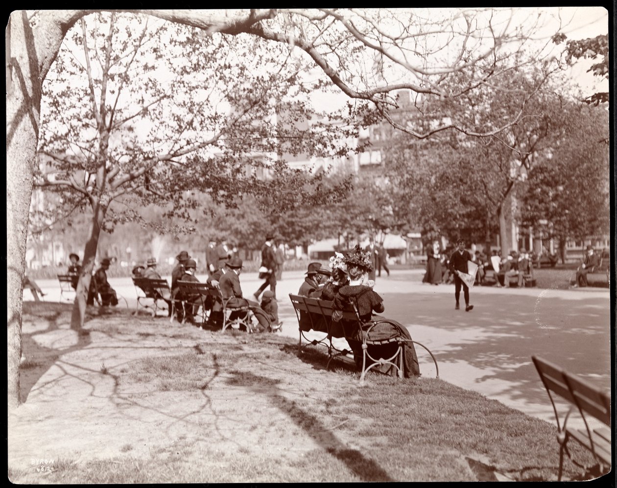 Folk på parkbænke på Union Square, New York, 1898 (sølv gelatinetryk) af Byron Company