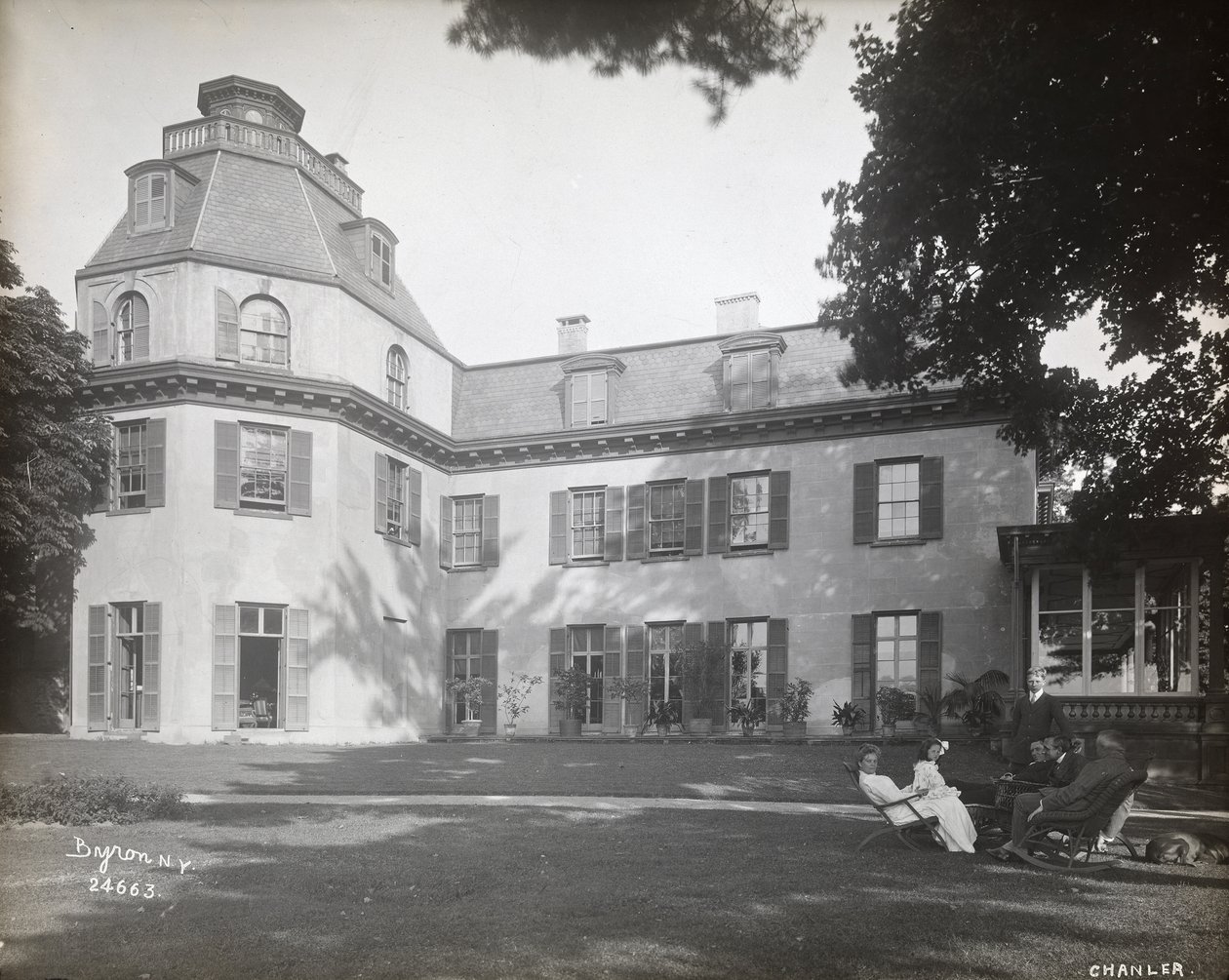 Folk sad i stole på græsplænen foran Astor Chanler-residensen i Barrytown, New York, 1907 (sølv gelatinetryk) af Byron Company