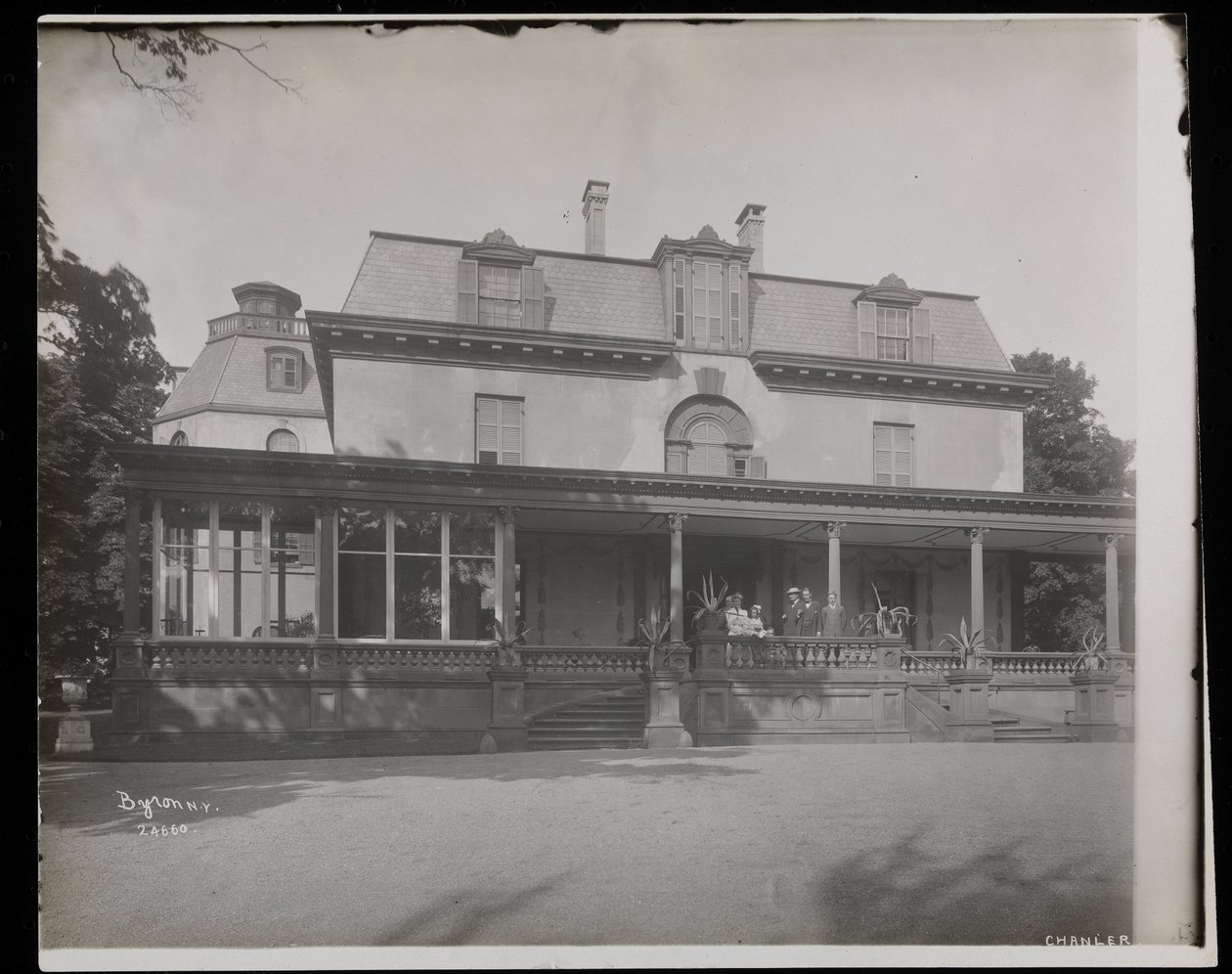 Folk, der står på verandaen til Astor Chanler-boligen i Barrytown, New York, 1907 (sølv gelatinetryk) af Byron Company