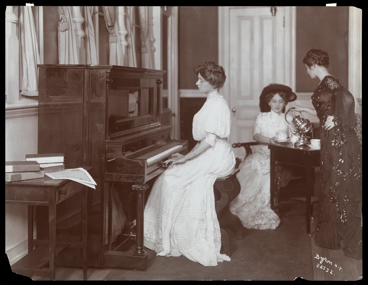 Player piano recital, New York, 1907 (sølv gelatinetryk) af Byron Company