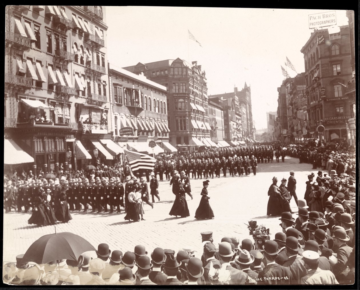 Politi marcherer i en politiparade i New York City, New York, 1898 (sølv gelatinetryk) af Byron Company