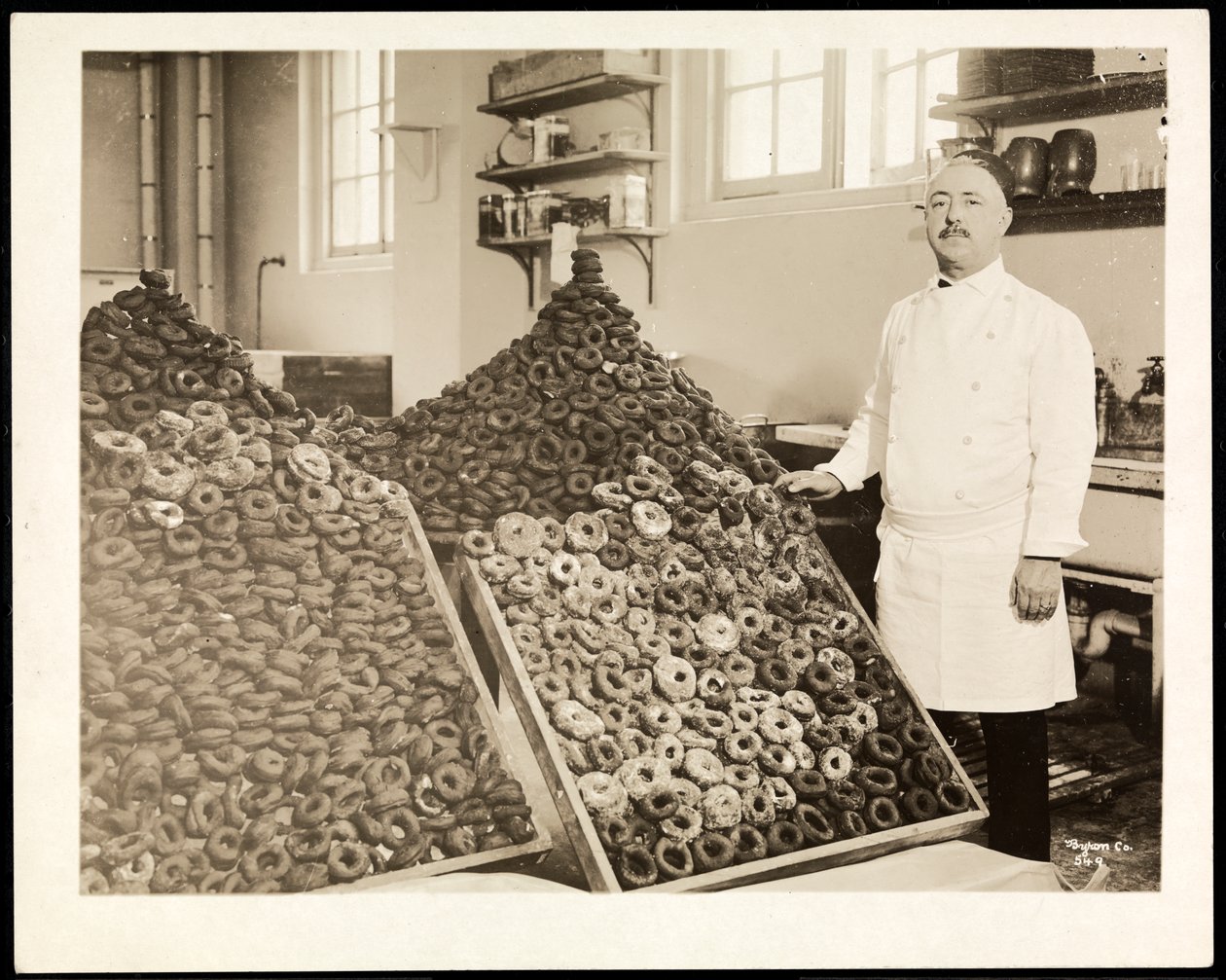 Portræt af kokken Leoni med bakker med donuts til Frelsens Hær på Hotel Commodore, 1919 (sølv gelatinetryk) af Byron Company