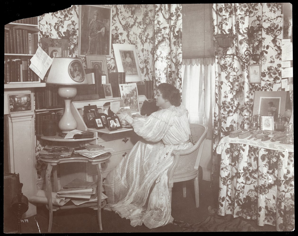 Portræt af Elsie de Wolfe i hendes bolig, 122 East 17th Street, New York, 1895 eller 1896 (sølv gelatinetryk) af Byron Company