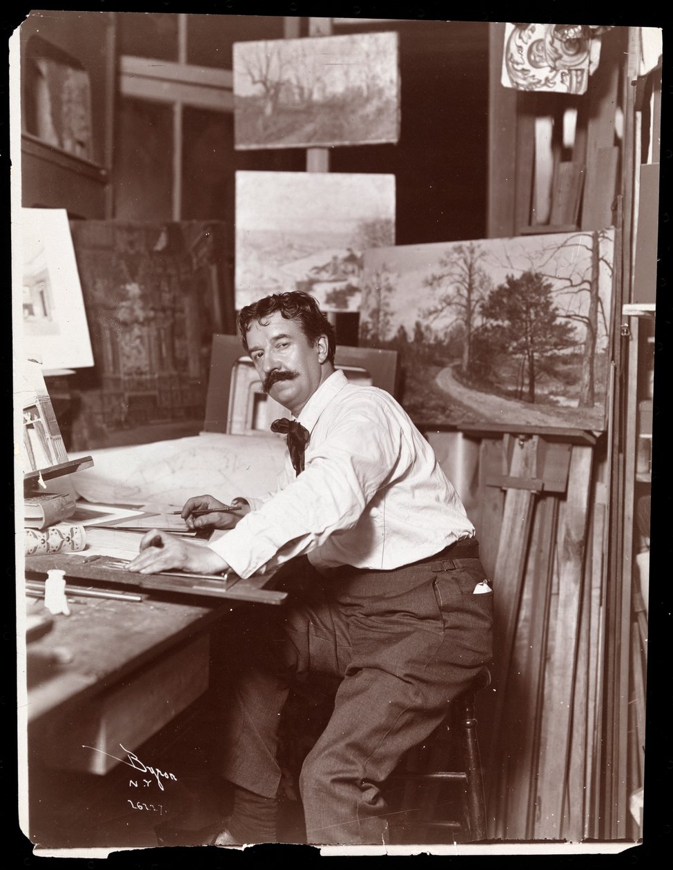 Portræt af Ernest Gross, scenisk designer, siddende i sit atelier ved sit tegnebord, 1908-9 (sølv gelatinetryk) af Byron Company