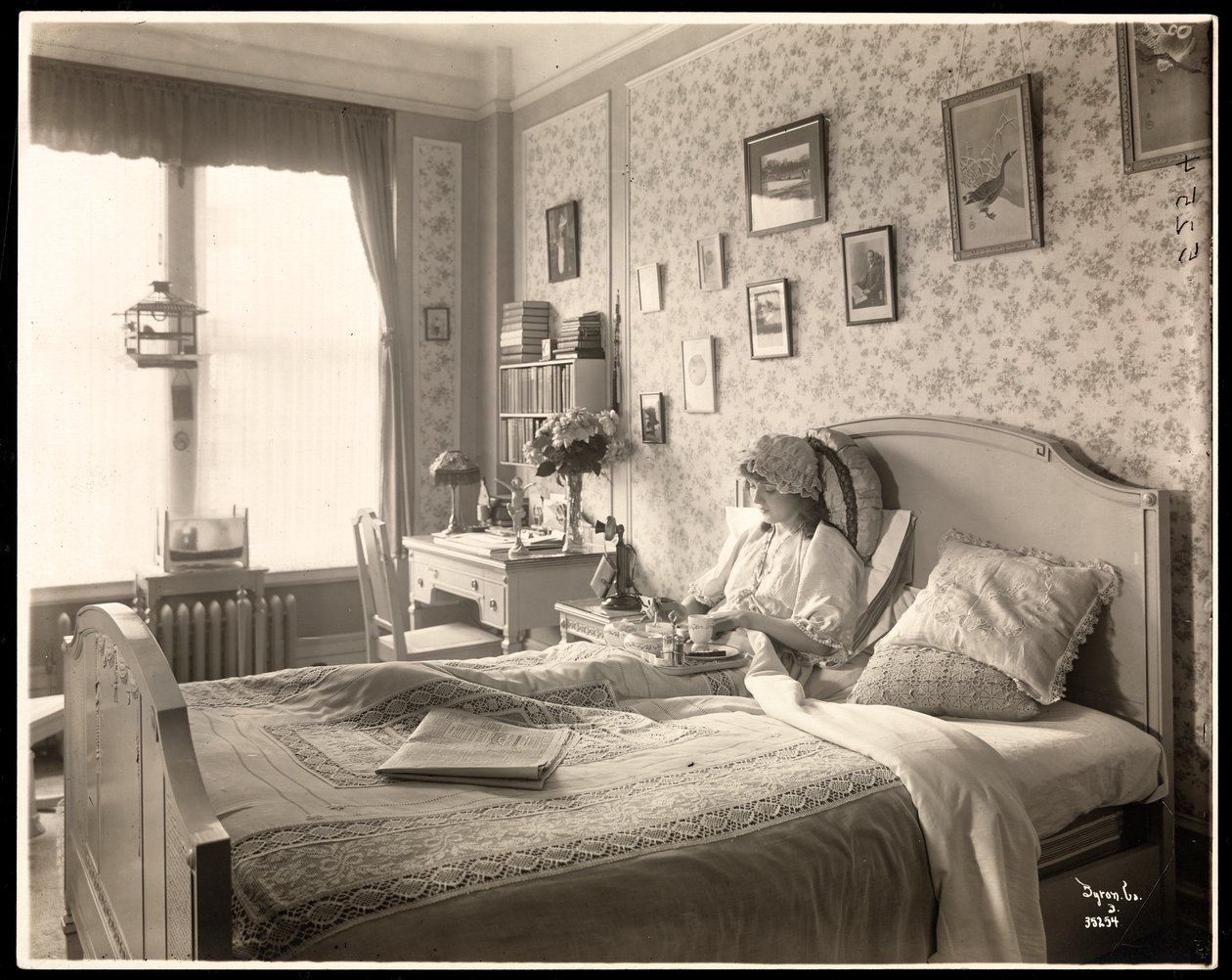 Portræt af Lola Fisher, ca. 1915 (sølv gelatinetryk) af Byron Company