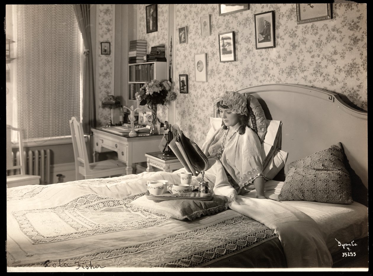 Portræt af Lola Fisher, ca. 1915 (sølv gelatinetryk) af Byron Company