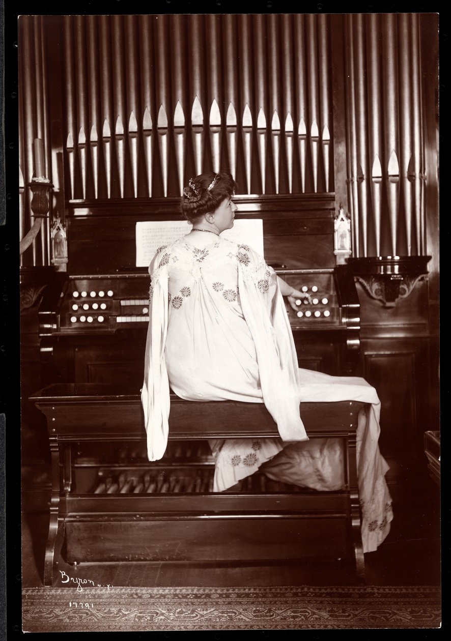 Portræt af fru I. M. Clark ved et orgel, 1904 (sølvgelatineprint) af Byron Company