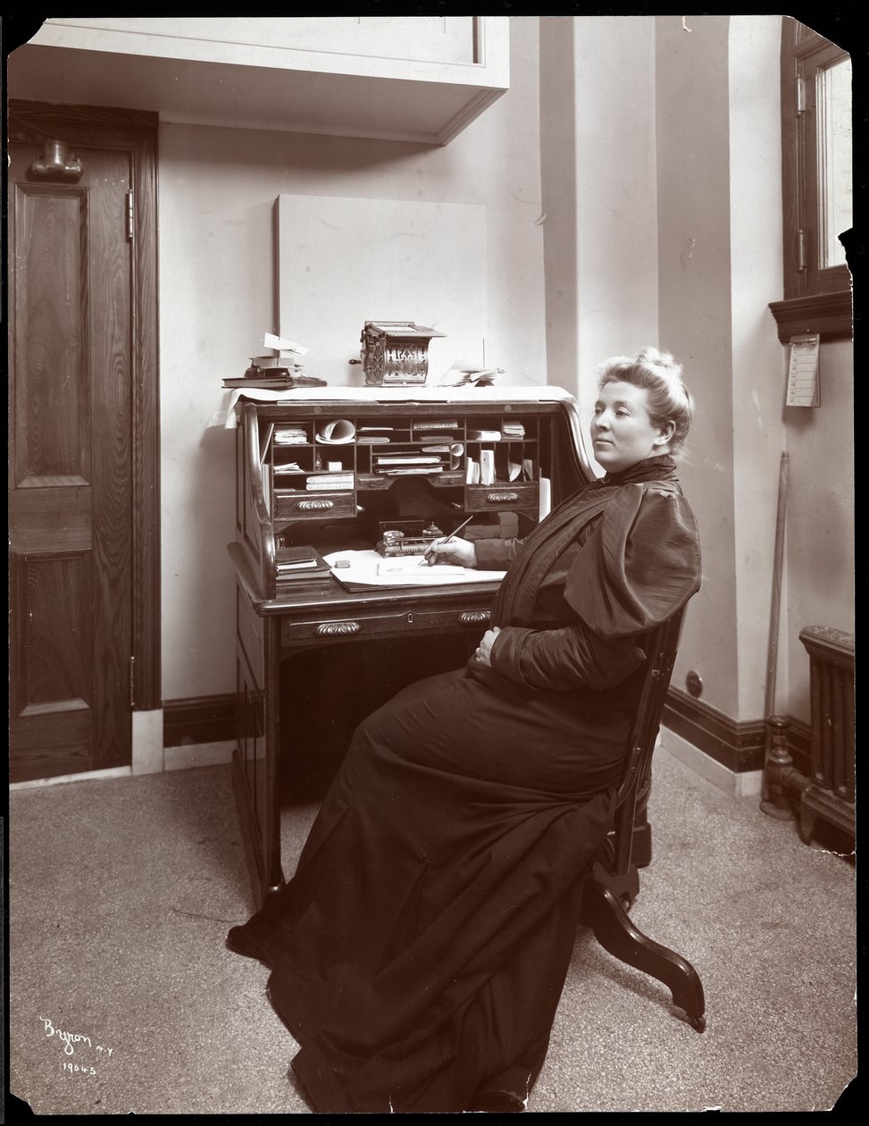 Portræt af en uidentificeret kvinde ved et skrivebord på et kontor i New York, 1904 (sølv gelatinetryk) af Byron Company