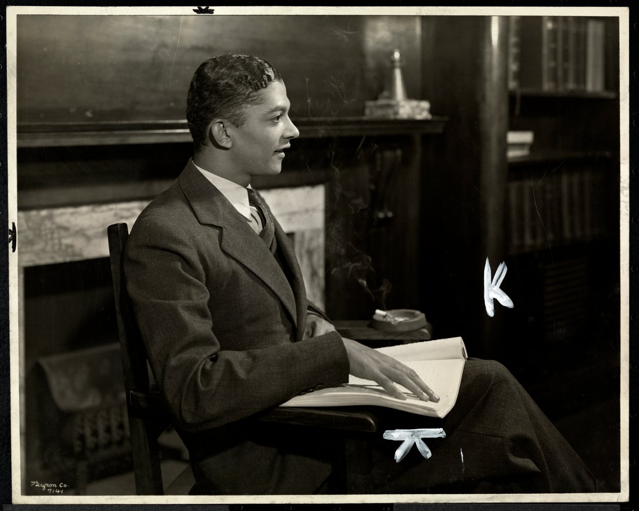 Portræt af blind afroamerikansk mand, der læser blindeskrift ved New York Association for the Blind, 111 East 59th Street, New York, 1935 (sølv gelatinetryk) af Byron Company