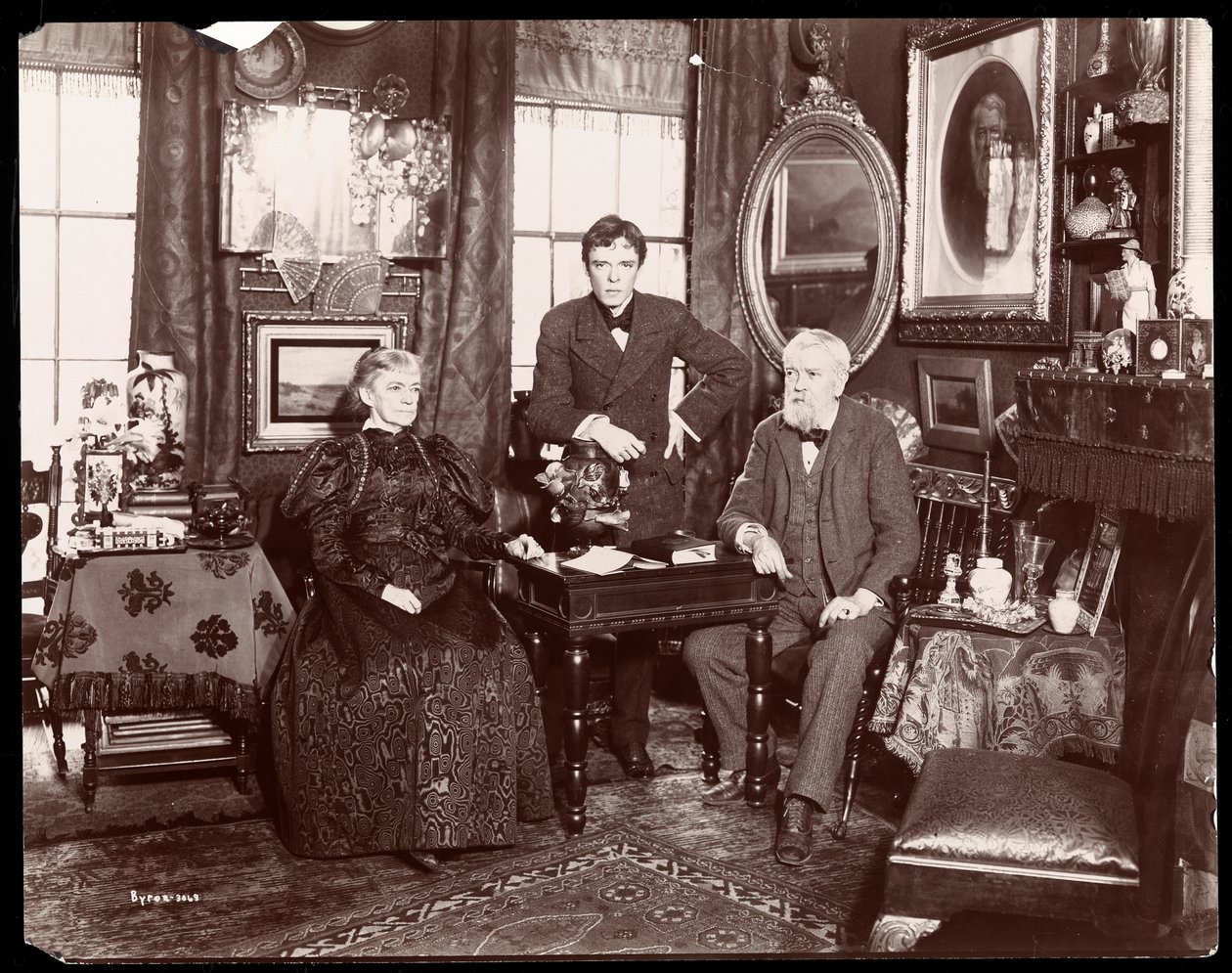 Portræt af forfatteren Lorimer Stoddard med sin kone og søn, New York, 1896-8 (sølv gelatinetryk) af Byron Company