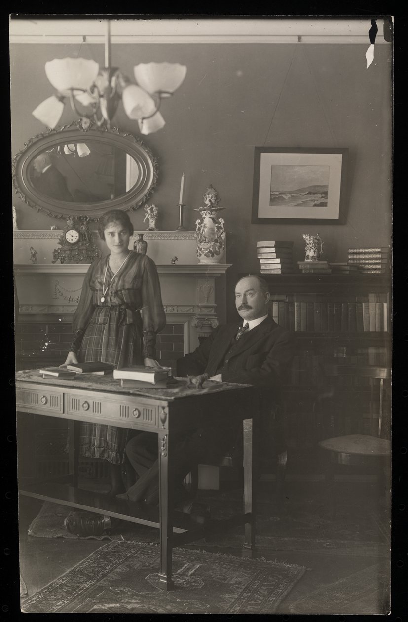 Portræt af tandlægen Dr. Gibson og en kvinde i hans bolig, ca. 1905 (sølv gelatinetryk) af Byron Company