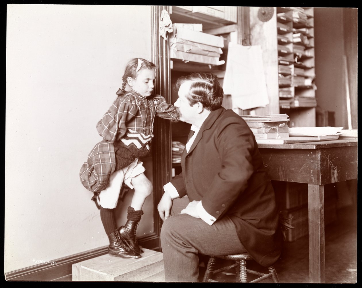Professor Atkinson, en engelsk knoglesætter, med en ung kvindelig patient, 1898 (sølv gelatinetryk) af Byron Company