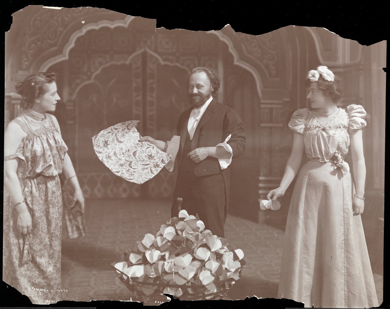 Professor De Kolta på scenen med to kvinder, 1902 (sølv gelatinetryk) af Byron Company