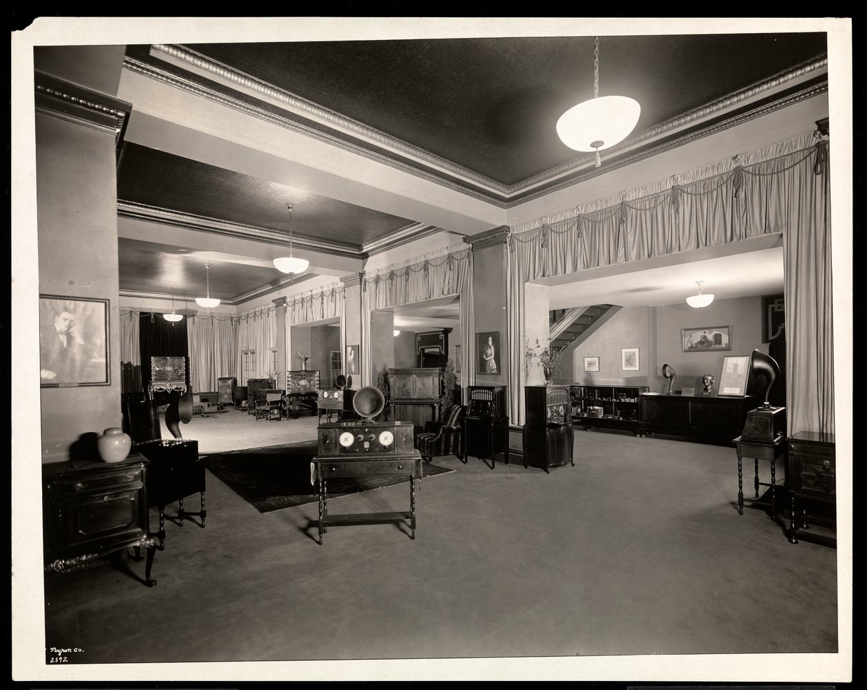 Radiolas arrangeret på gulvet i et Vocalion salgslokale hos Aeolian Company, 29 West 42nd Street, New York, 1924 (sølv gelatinetryk) af Byron Company