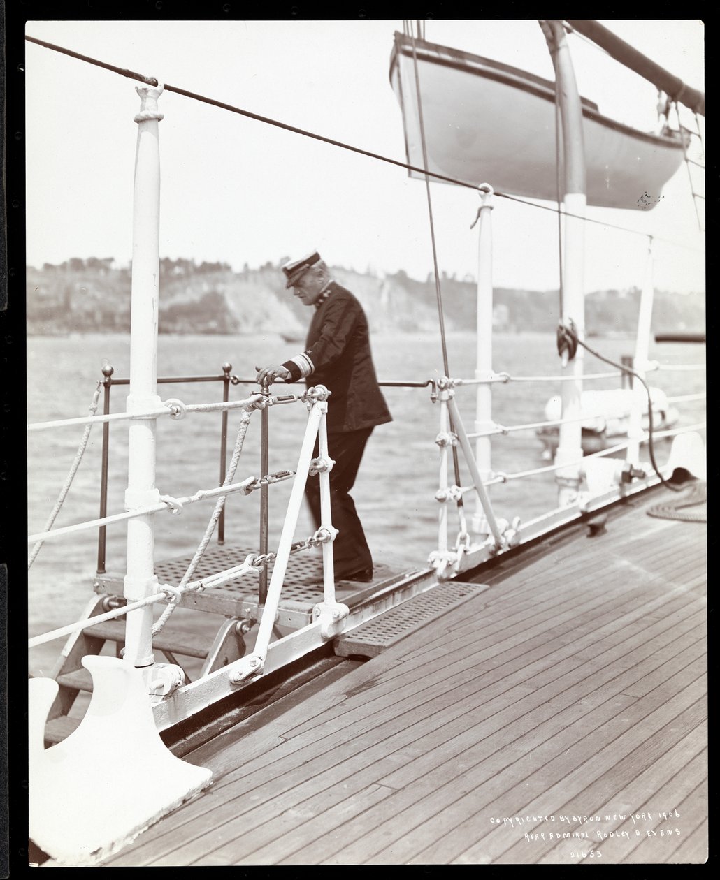 Kontreadmiral Robley Dunglison Evans på dækket af U.S.S. Maine, 1906 (sølv gelatinetryk) af Byron Company