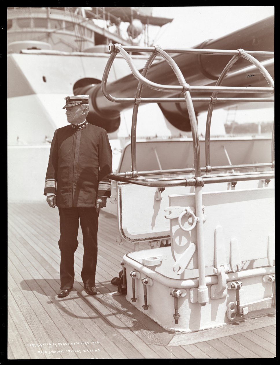 Kontreadmiral Robley Dunglison Evans på dækket af U.S.S. Maine, 1906 (sølv gelatinetryk) af Byron Company