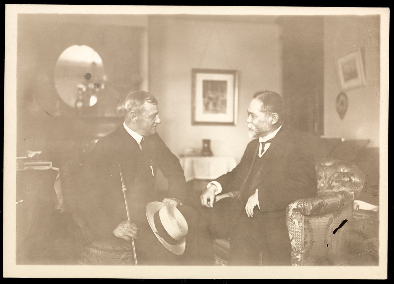 Kontreadmiral Robley Dunglison Evans siddende sammen med en anden mand, 1906 (sølv gelatinetryk) af Byron Company