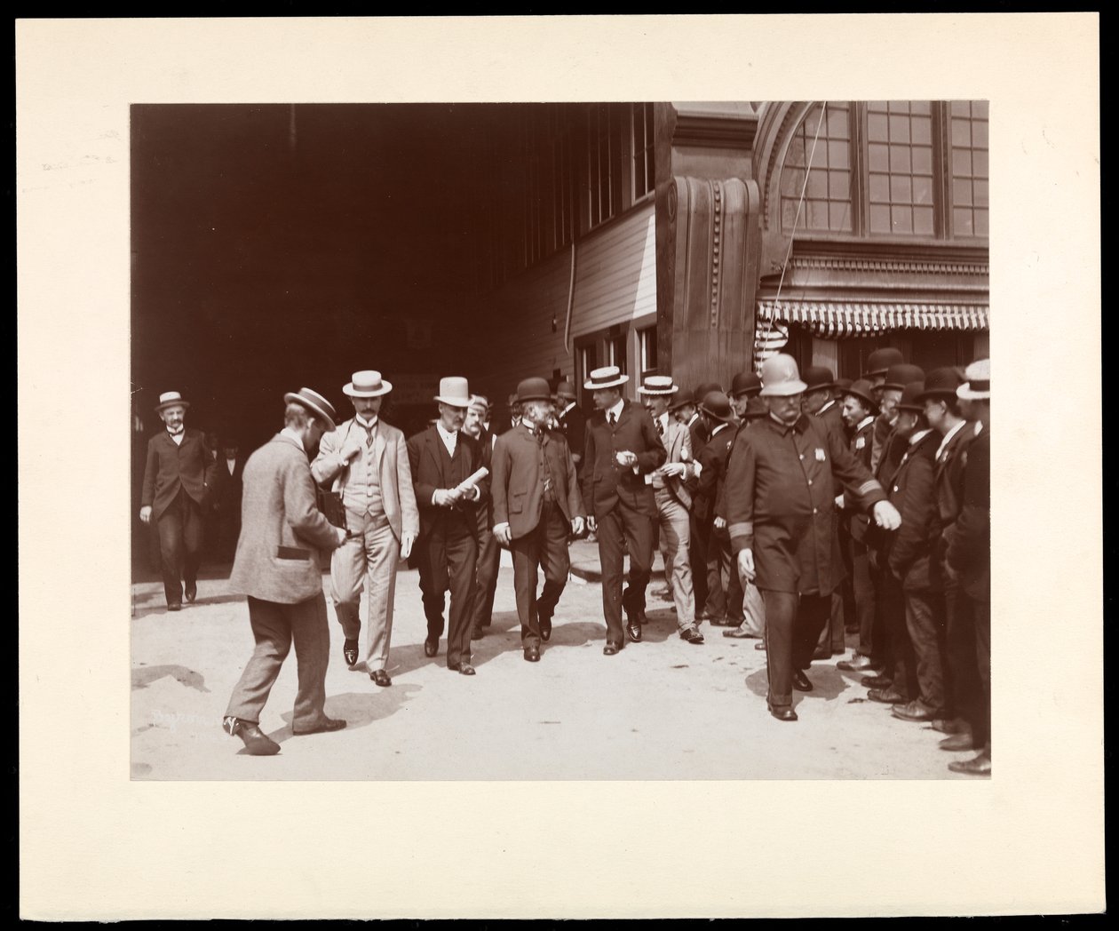 Richard Croker med publikum, 1899 (sølv gelatinetryk) af Byron Company