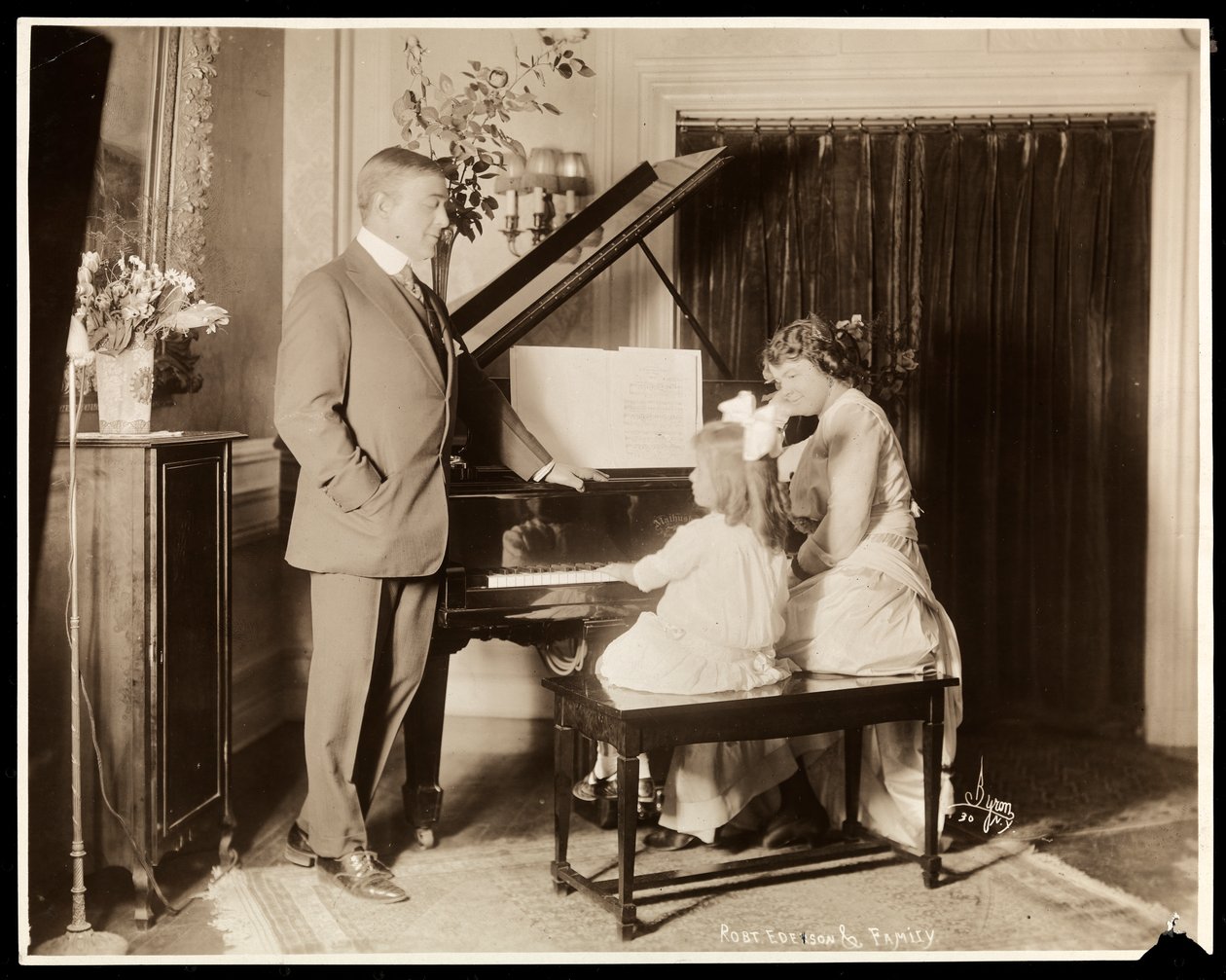 Robert Edeson, hans kone og datter ved klaveret, ca. 1915 (sølv gelatinetryk) af Byron Company