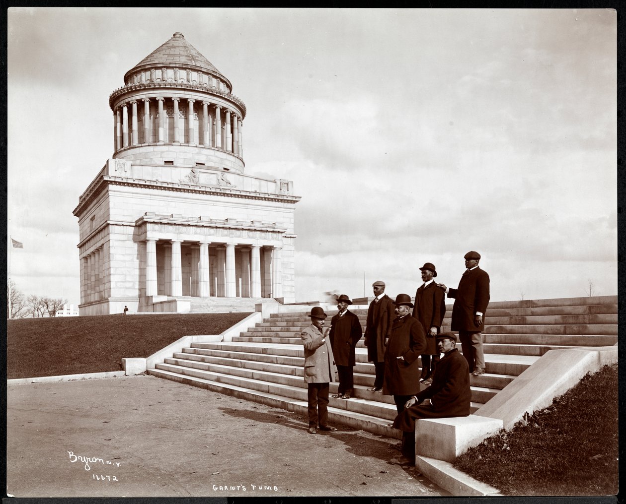 Syv afroamerikanske mænd går væk fra Grants grav på Riverside Drive, New York, 1903 (sølv gelatinetryk) af Byron Company
