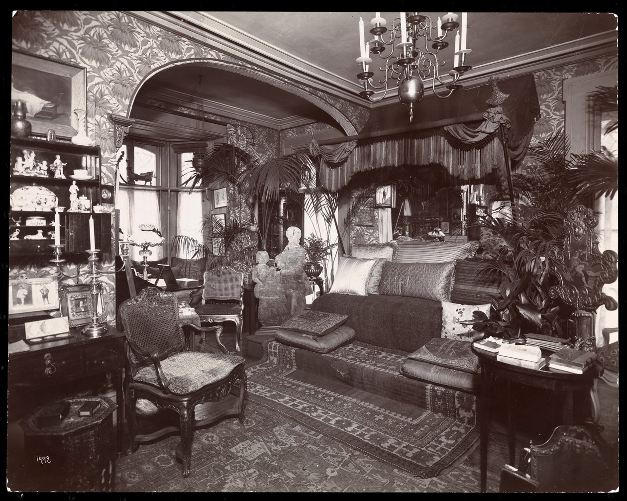 Stue i Elsie de Wolfes residens på 122 East 17th Street, New York, 1895 eller 1896 (sølv gelatinetryk) af Byron Company
