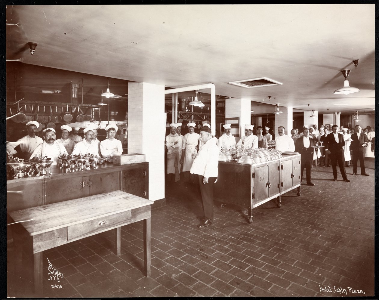 Personale i køkkenet på Copley Plaza hotel, Boston, 1912 eller 1913 (sølv gelatinetryk) af Byron Company