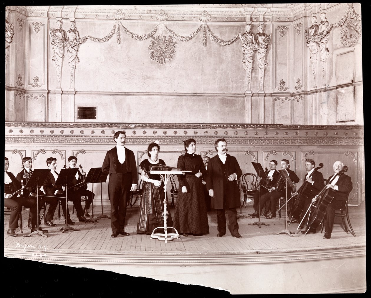 Stryger sektion bag mandlige og kvindelige vokalister, 1905 (sølv gelatine print) af Byron Company
