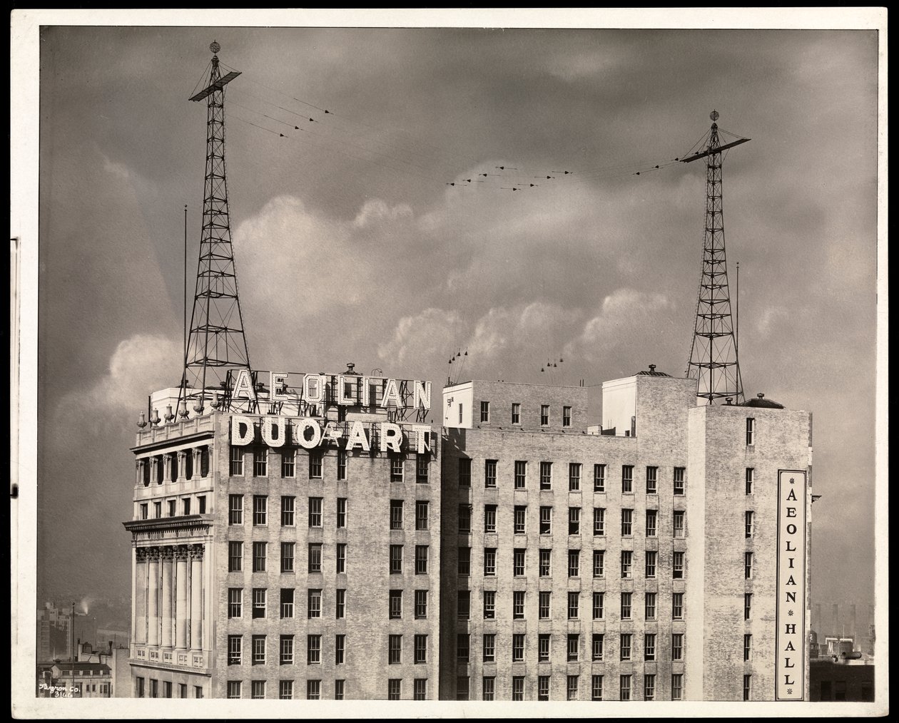 The Aeolian Building, 29 West 42nd Street, New York, 1923 (sølvgelatineprint) af Byron Company