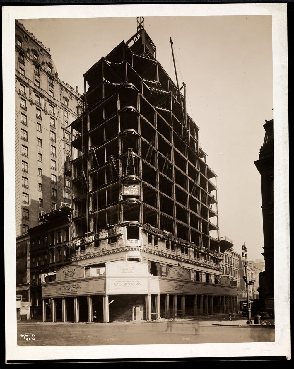 Aeolian Company-bygningen under opførelse på 5th Avenue og 54th Street, New York, 1926 (sølvgelatineprint) af Byron Company