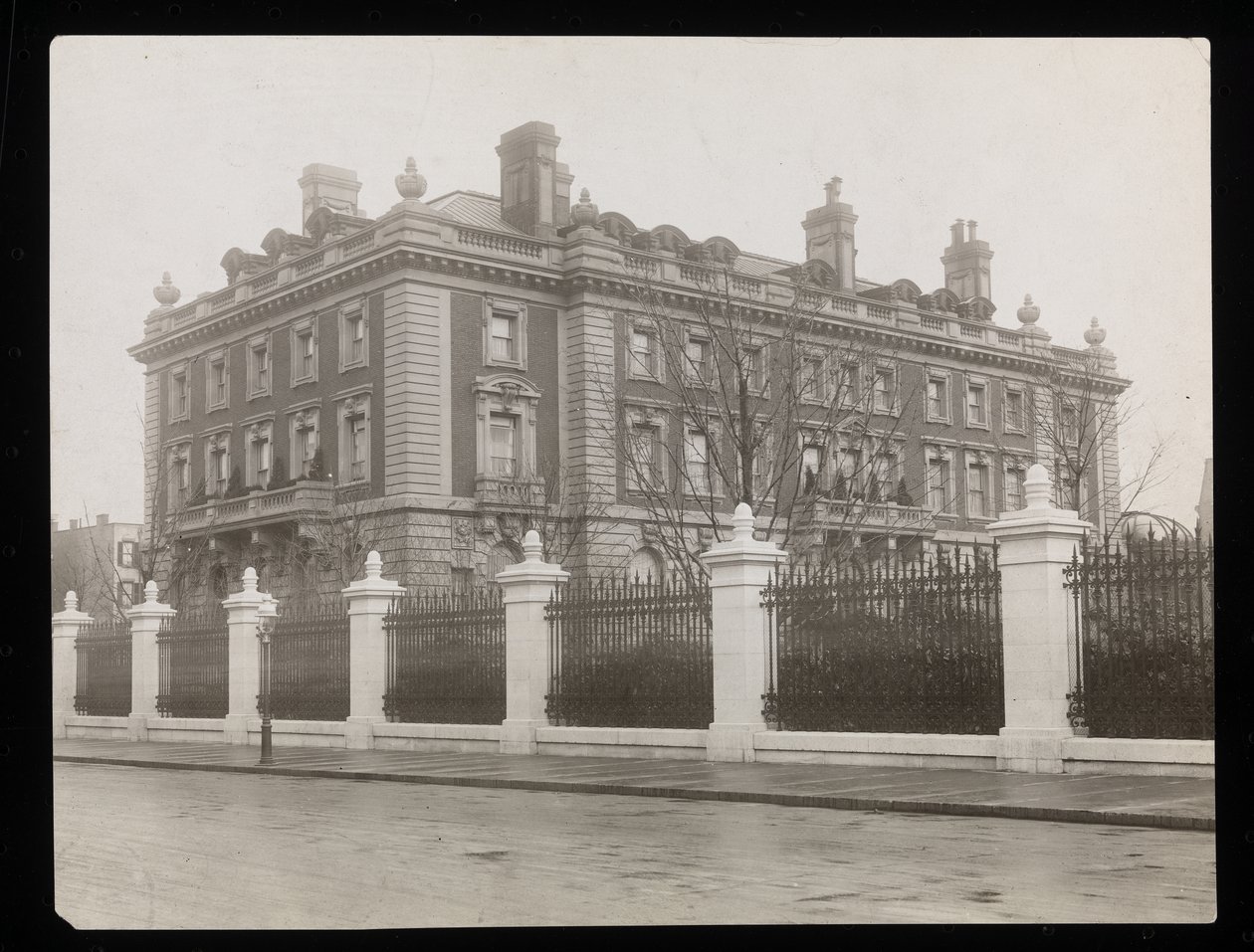 Andrew Carnegie palæet fra 5th Avenue på 91st Street, New York, ca. 1906 (sølv gelatinetryk) af Byron Company