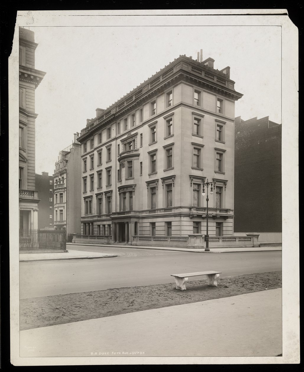 B.N. Duke residence på 5th Avenue og East 89th Street, New York, 1921 (sølv gelatinetryk) af Byron Company