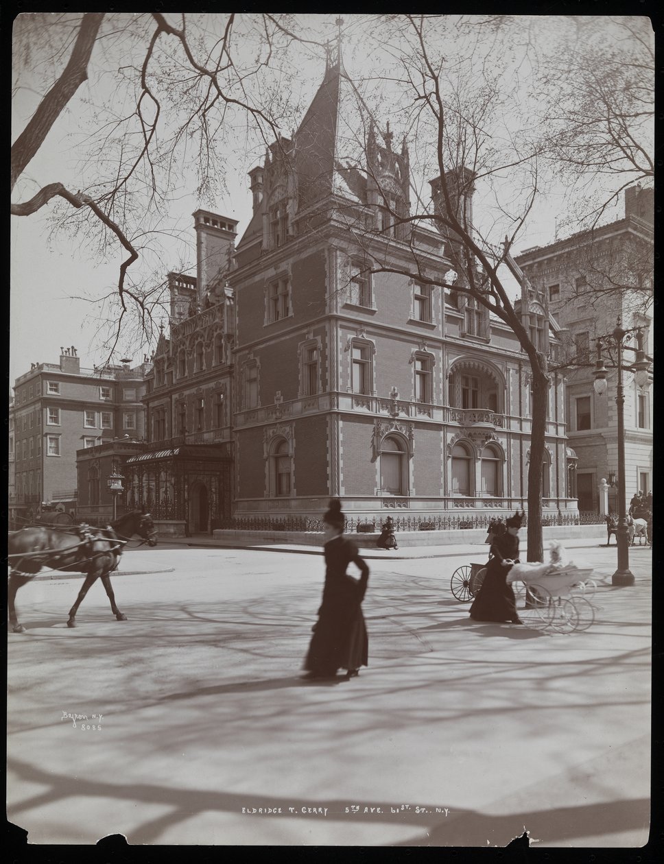 Elbridge Thomas Gerrys bolig på 61st Street, set fra den anden side af 5th Avenue, New York, 1899 eller 1900 (sølvgelatineprint) af Byron Company