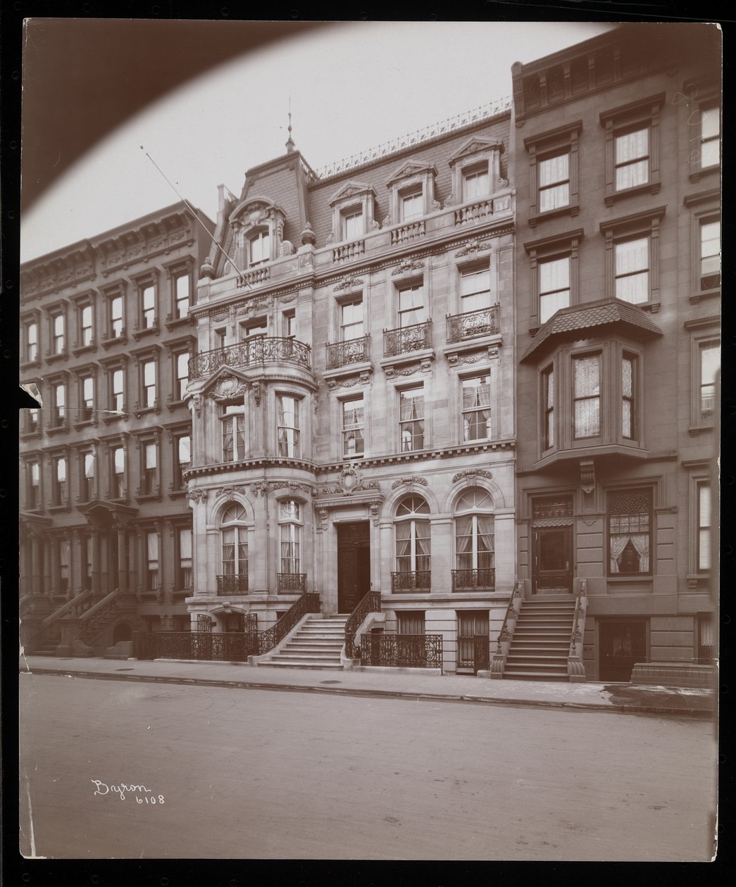 John D. Crimmins residens på 40 East 68th Street, New York, 1898 (sølv gelatinetryk) af Byron Company