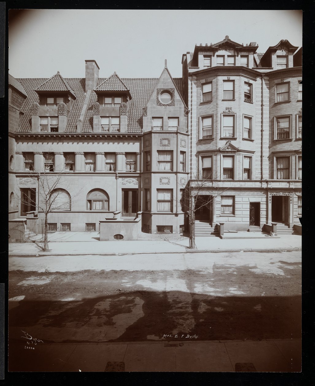 Mrs. Leonard J. Busby-residensen på 25 Montgomery Place, Brooklyn, New York, 1907 (sølv gelatinetryk) af Byron Company