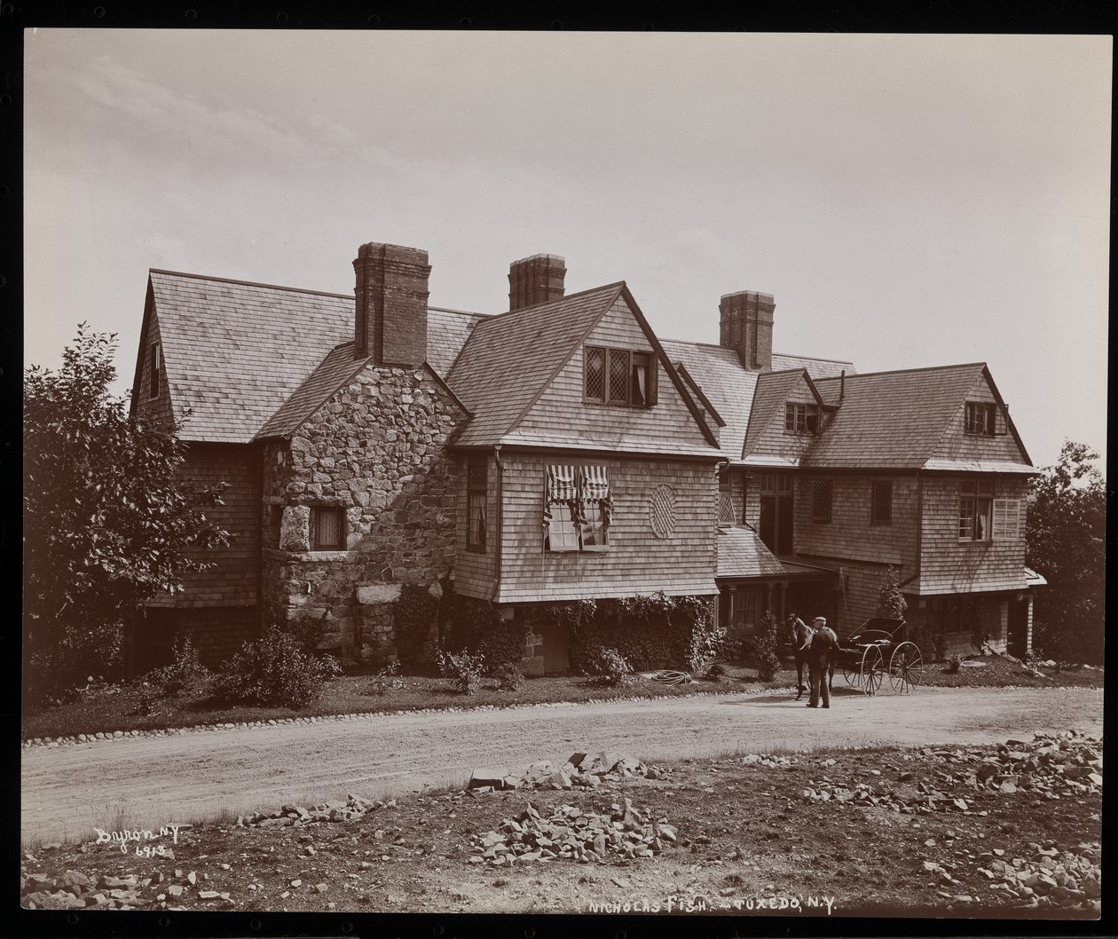 Nicholas Fish-residensen og køreturen i Tuxedo Park, New York, 1899 (sølv gelatinetryk) af Byron Company