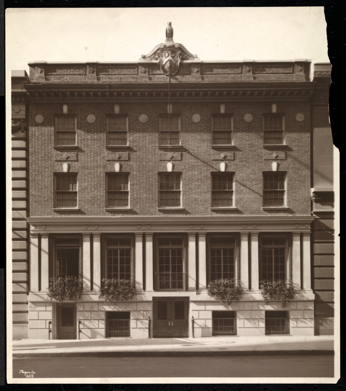 The Phi Gamma Delta Club, 44 West 44th Street, New York, 1919 (sølv gelatinetryk) af Byron Company