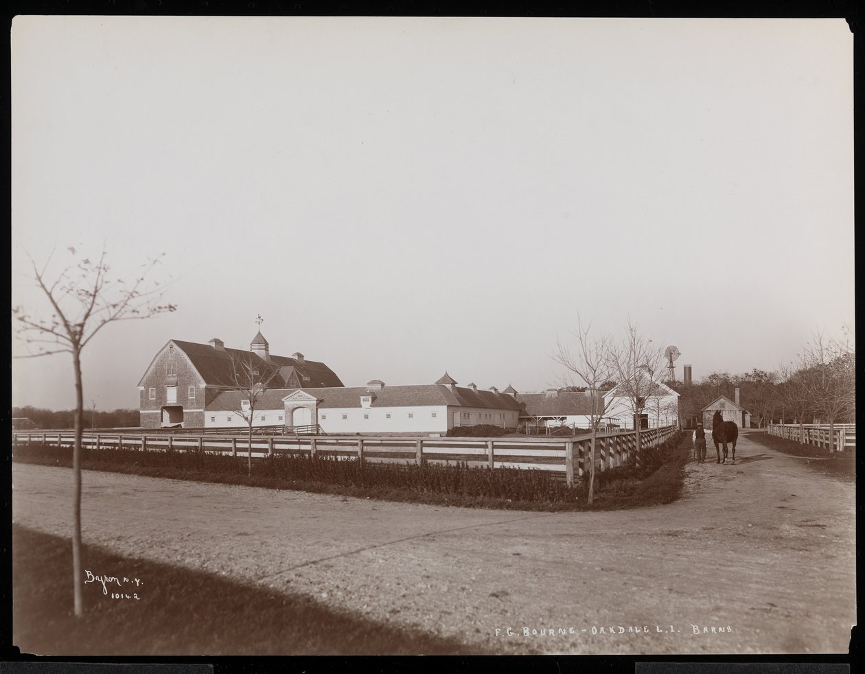 Laderne på F.G. Bournes ejendom i Oakdale, Long Island, New York, 1900 (sølv gelatinetryk) af Byron Company