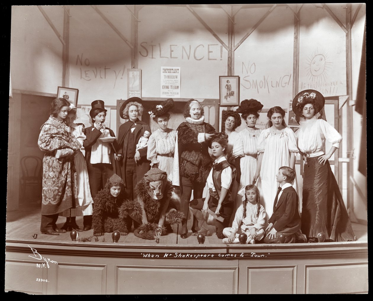 Besætningen fra en amatøropsætning af et stykke med titlen When Mr. Shakespeare Comes to Town, opført på Barnard College, New York (sølvgelatineprint) af Byron Company