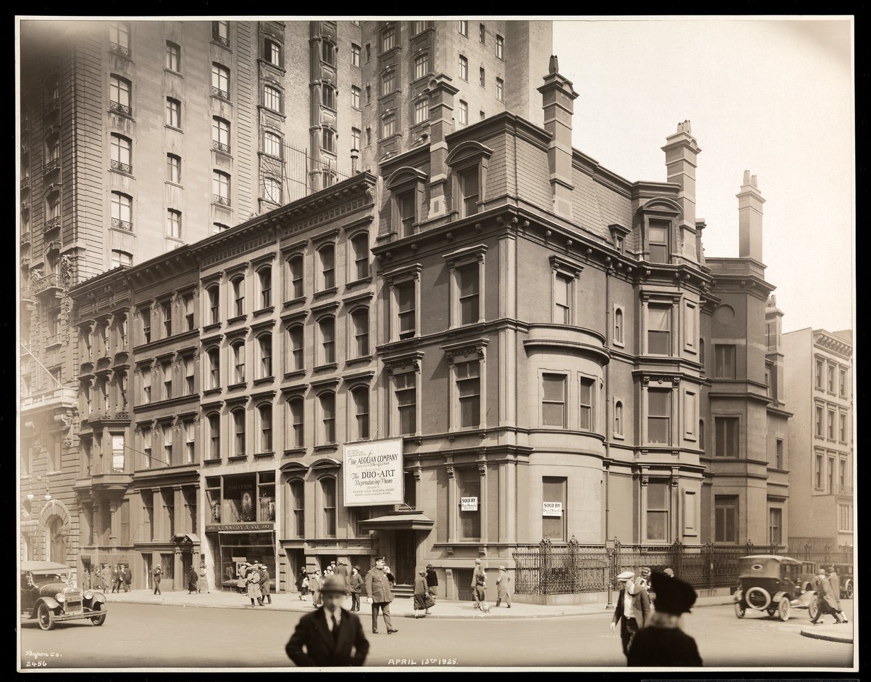 Ydersiden af Aeolian Company Building, det nordøstlige hjørne af 54th Street og Fifth Avenue, New York, 1925 (sølv gelatinetryk) af Byron Company
