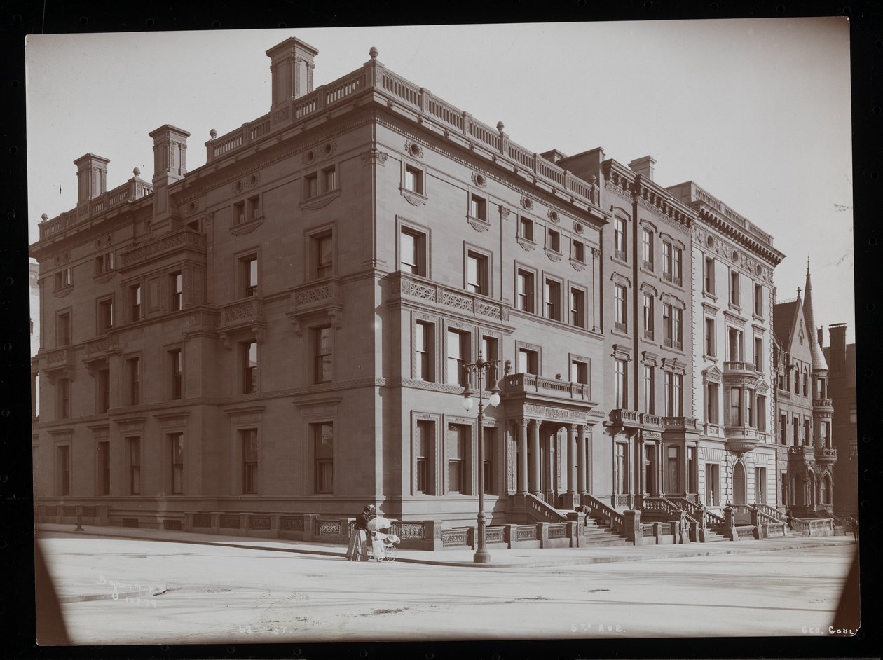 Husene mellem 67th og 68th Streets, herunder George Gould-huset, New York, 1900-01 (sølvgelatineprint) af Byron Company