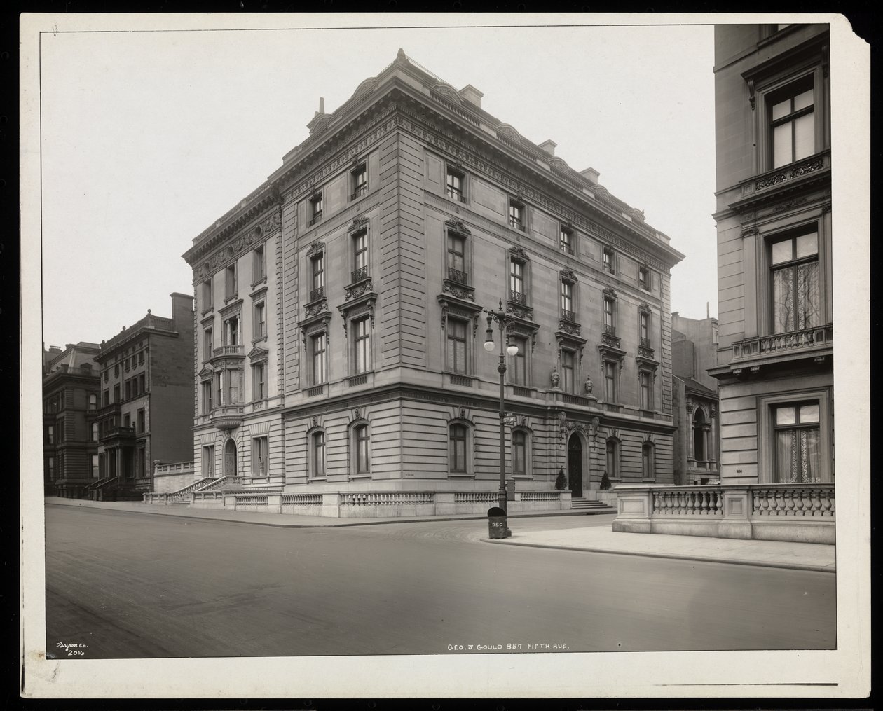 Den anden George J. Gould-residens på dette sted på 67th Street, New York, 1921 (sølv gelatinetryk) af Byron Company