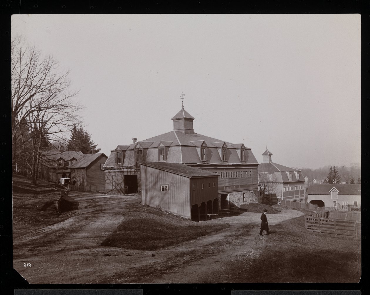 Staldene på Edwin Gould ejendom ved Rhinecliffe eller Rhinebeck, 1893-94 (sølv gelatinetryk) af Byron Company