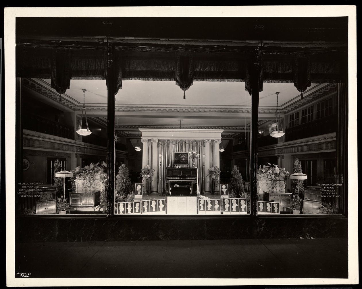 Butiksfacadet til Aeolian Company på 29 West 42nd Street eller 689 Fifth Avenue, New York, 1923 (sølv gelatinetryk) af Byron Company