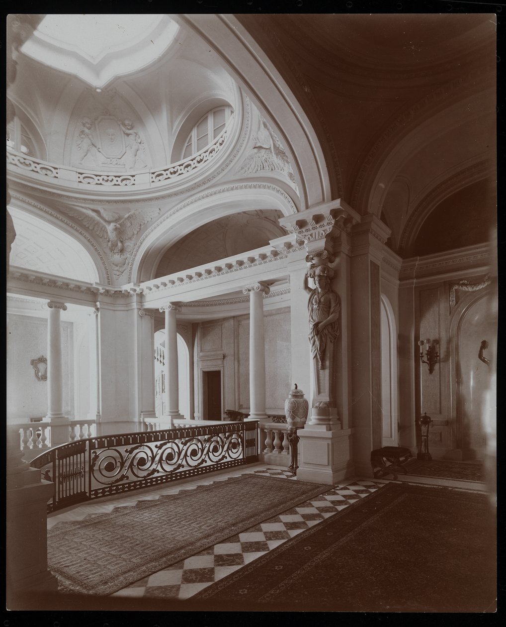 Den øverste trappe i grevinden De Ganays residens, Paris, ca. 1900 (sølv gelatinetryk) af Byron Company
