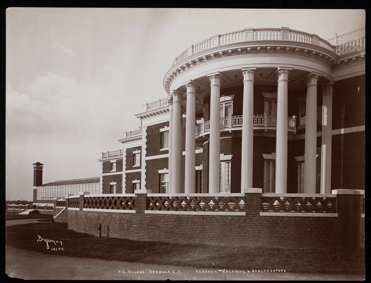 Verandaen og vinterhaven i hovedhuset på F.G. Bournes ejendom i Oakdale, Long Island, New York, 1900 (sølvgelatineprint) af Byron Company