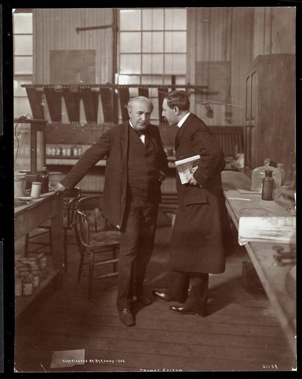Thomas Edison og en interviewer i hans laboratorium, 1906 (sølv gelatinetryk) af Byron Company