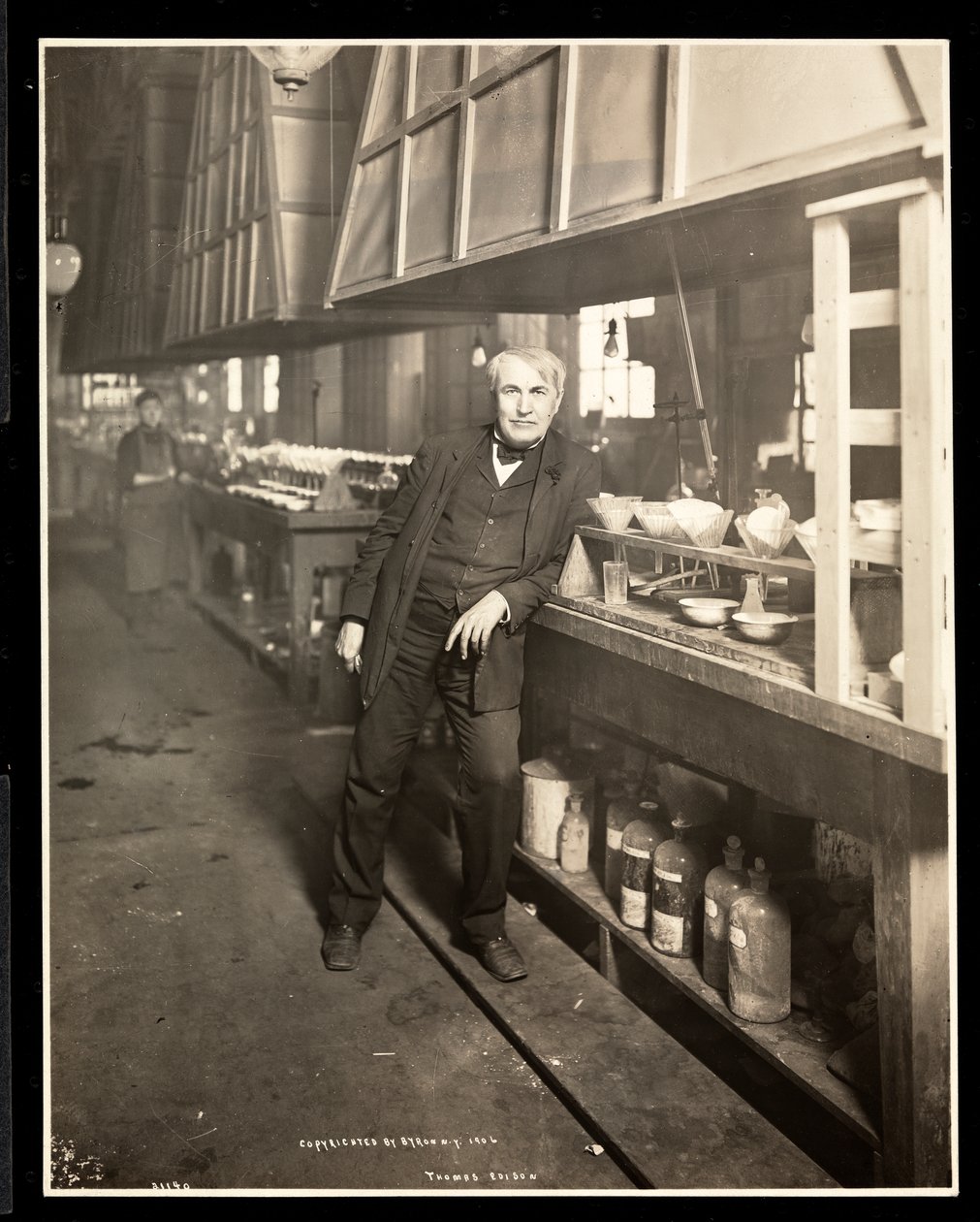 Thomas Edison i sit laboratorium, 1906 (sølv gelatinetryk) af Byron Company